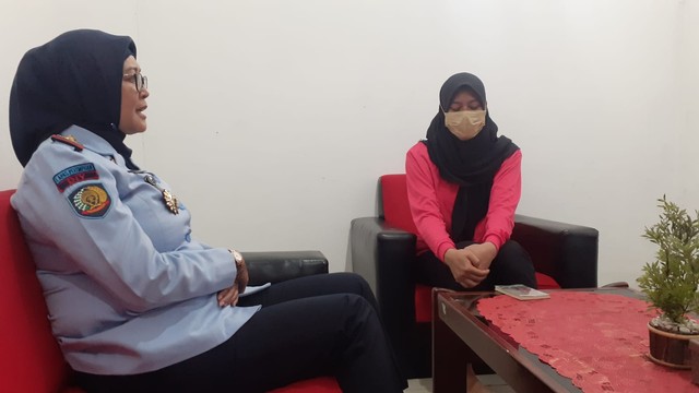 Nani Aprilliani, terdakwa kasus sate sianida (kanan) saat ditemui di LPP Yogyakarta usai jalani sidang, Senin (13/12/2021). Foto: Erfanto/Tugu Jogja