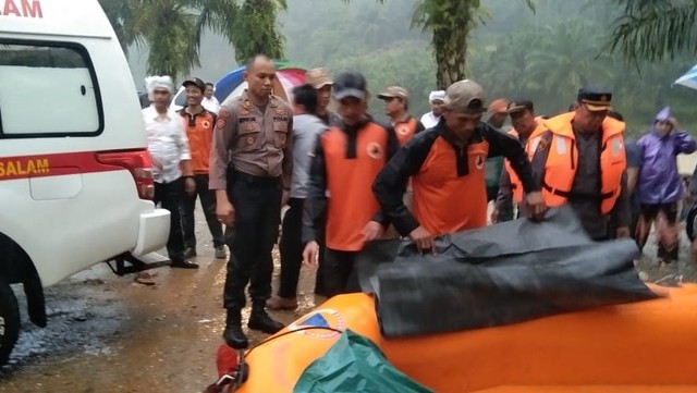 Petugas gabungan mengevakuasi satu korban mobil terjun ke jurang di perbatasan Aceh-Sumut yang ditemukan pada Senin (13/12) sore. Foto: Dok. BPBD Subulussalam