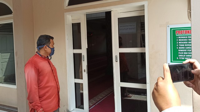 KETUA RW 0,  Kelurahan Kampung Tengah, Kecamatan Sukajadi, Pekanbaru, melihat lokasi kejadian dugaan pencabulan oleh mahasiswa di dalam Masjid Al-Muqarrabin, Senin (13/12/2021). (FOTO: SELASAR RIAU/DEFRI CANDRA)