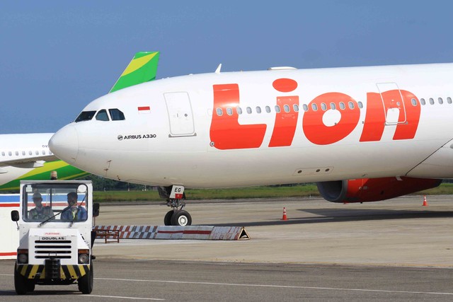 Ilustrasi maskapai penerbangan Lion Air tengah terparkir di Bandara Internasional Minangkabau. Foto: dok Langkan/Kumparan