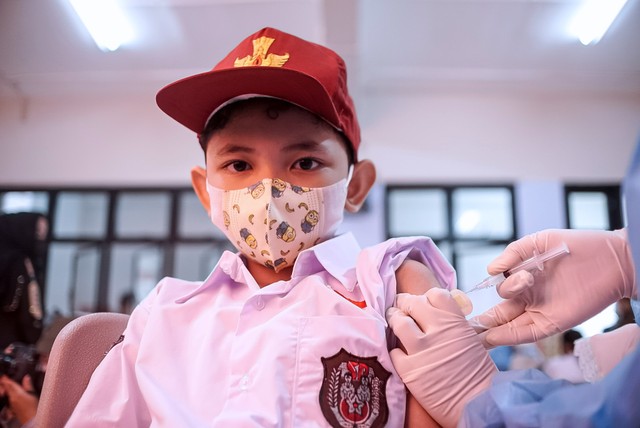 Seorang siswa menunggu menerima suntikan vaksin COVID-19 di SDN Cempaka Putih Timur 03, Jakarta, Selasa (14/12/2021). Foto: Iqbal Firdaus/kumparan