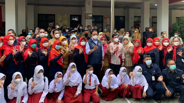 Gubernur DKI Jakarta Anies Baswedan dan Wamenkes Dante Saksono dalam acara Kick Off Vaksinasi Anak 6-11 Tahun di SDN Cempaka Putih Timur, Jakarta Pusat, Selasa (14/12). Foto: Haya Syahira/kumparan