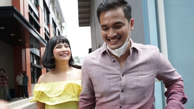 Artis Vanessa Angel bersama suaminya Bibi Ardiansyah saat ditemui dikawasan Tendean, Jakarta, Rabu, (20/1). Foto: Ronny