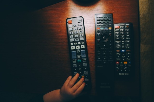 IIustrasi remote TV universal. Foto: Unsplash