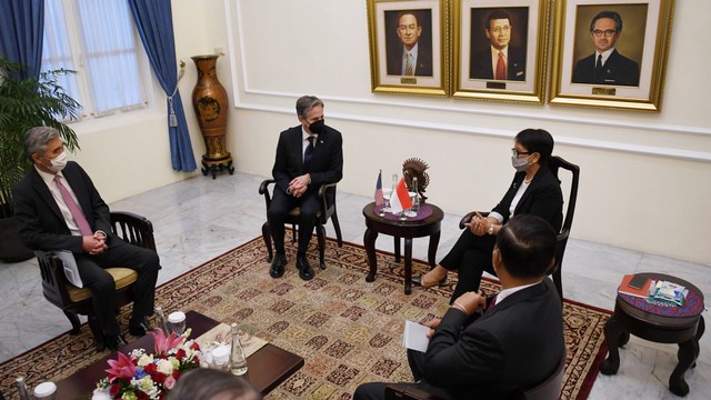 Menteri Luar Negeri AS Antony Blinken bertemu dengan Menteri Luar Negeri RI Retno Marsudi di Gedung Pancasila, Jakarta, Selasa (14/12/2021). Foto: Olivier Douliery/Pool Photo via AP