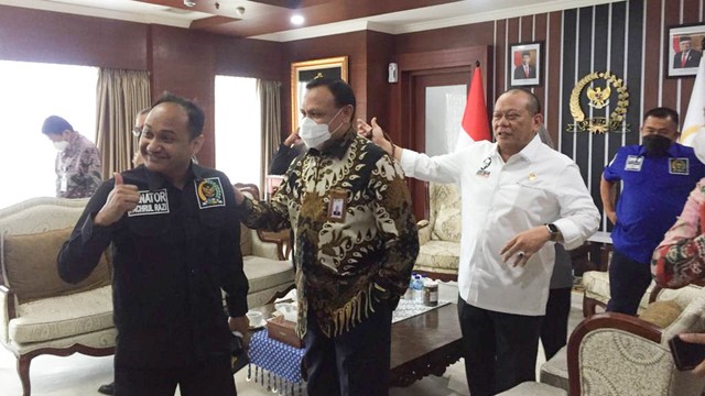 Ketua KPK Firli Bahuri bertemu Ketua DPD RI La Nyalla Mahmud Mattalitti. Foto: Paulina Herasmaranindar/kumparan