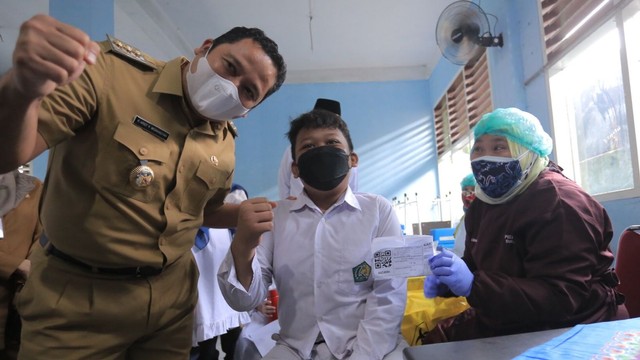 Wali Kota Tangerang Arief R. Wismansyah meninjau pelaksanaan vaksinasi corona anak di Madrasah Ibtidaiyah Negeri 1 Kota Tangerang.  Foto: Dok. Pemkot Tangerang