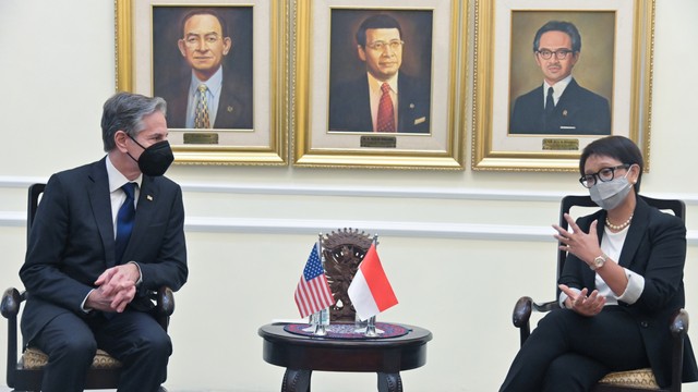 Menlu RI Retno Marsudi (kanan) berbincang dengan Menlu AS Antony Blinken saat menerima kunjungan kerja di Kantor Kemenlu Jakarta, Selasa (14/12/2021). Foto: Humas Kemenlu/HO ANTARA FOTO