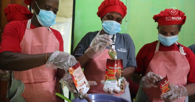 Para mama yang tergabung dalam Kelompok Abon Wambon sedang mengemas abon yang mereka produksi.  Foto: Dok. Yayasan EcoNusa
