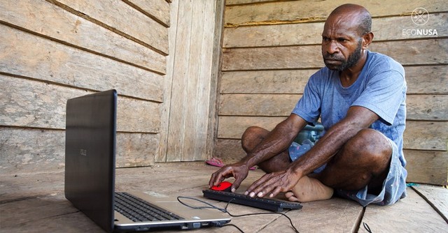 Billy Matemko menginput data kampung ke dalam aplikasi Si Kampung. Foto: Dok. Yayasan EcoNusa