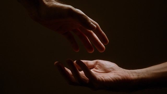 Ilustrasi menafkahi orang tua. Foto: Unsplash.com/jacksondavid