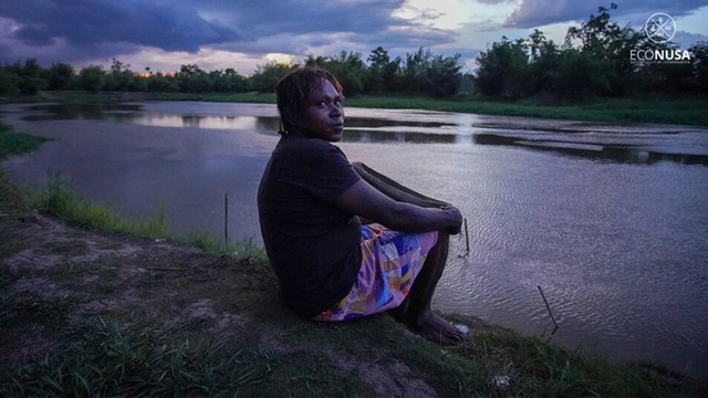 Cristofora Kwerkujai duduk di depan kebunnya di tepi Kali Maro, Kampung Erambu, Distrik Sote, Kabupaten Merauke, Papua. Foto: Yayasan EcoNusa/Moch Fikri