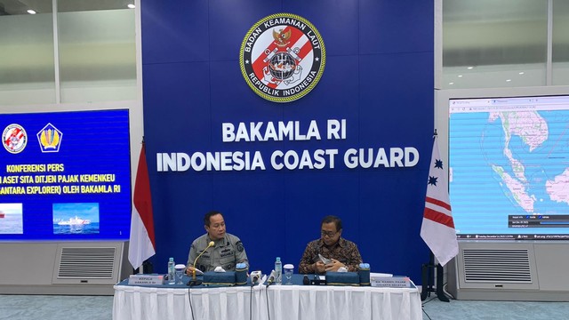 Kepala Bakamla Laksamana Madya Aan Kurnia dan Kepala Kantor Wilayah Direktorat Jenderal Pajak Ainn Nursalim Saleh saat melakukan konferensi pers di Kantor Bakamla, Jakarta Pusat. Foto: Haya Syahira/kumparan