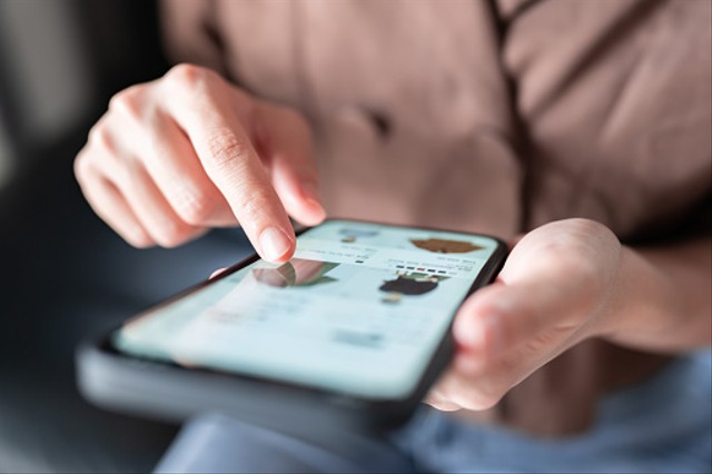 Ilustrasi belanja dengan sistem kredit di Shopee. Foto. dok. oatawa di Unsplash