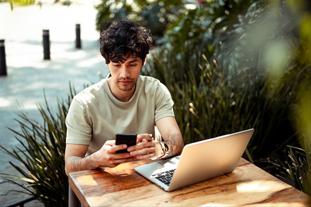 Ilustrasi panggilan telepon tidak diterima. Foto. dok. MStudioImages di Unsplash