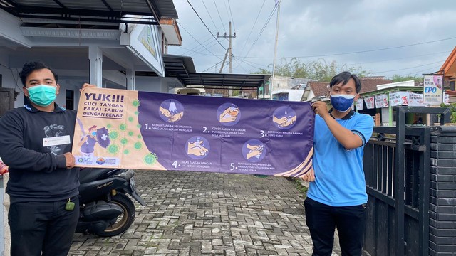 Pemasangan banner pencegahan Covid-19 di lingkungan Desa Bocek.