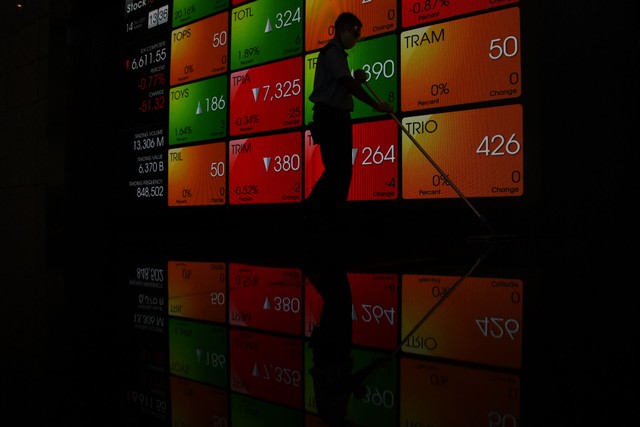 Layar menampilkan pergerakan indeks harga saham di Bursa Efek Indonesia, Jakarta, Selasa (14/12/2021). Foto: Hafidz Mubarak A/ANTARA FOTO