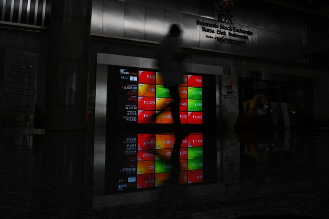 Layar menampilkan pergerakan indeks harga saham di Bursa Efek Indonesia, Jakarta. Foto: Hafidz Mubarak A/ANTARA FOTO