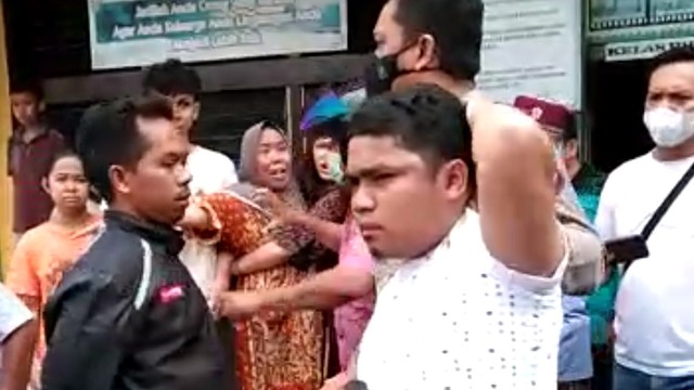 MH, mahasiswa asal Sumatera Utara yang berkuliah di Mesir saat diamankan polisi usai diduga melakukan pencabulan terhadap anak di bawah umur di dalam mesjid, Pekanbaru. 