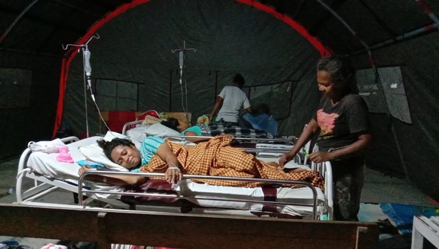 Salah satu ibu melahirkan yang terpaksa dievakuasi ke tenda darurat milik BNPB yang dipasang di halaman parkir RSUD Tc Hillers Maumere. Foto : Albert Aquinaldo