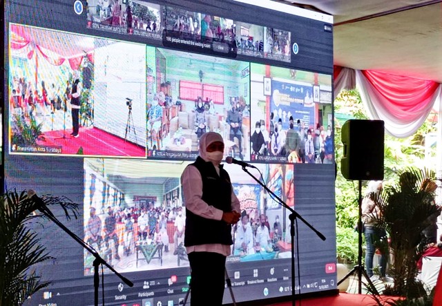 Gubernur Jatim Khofifah Indar Parawansa saat kick off vaksinasi anak usia 6-11 tahun di SDN Kaliasin 1 Surabaya, Rabu (15/12. Foto-foto: Masruroh/Basra