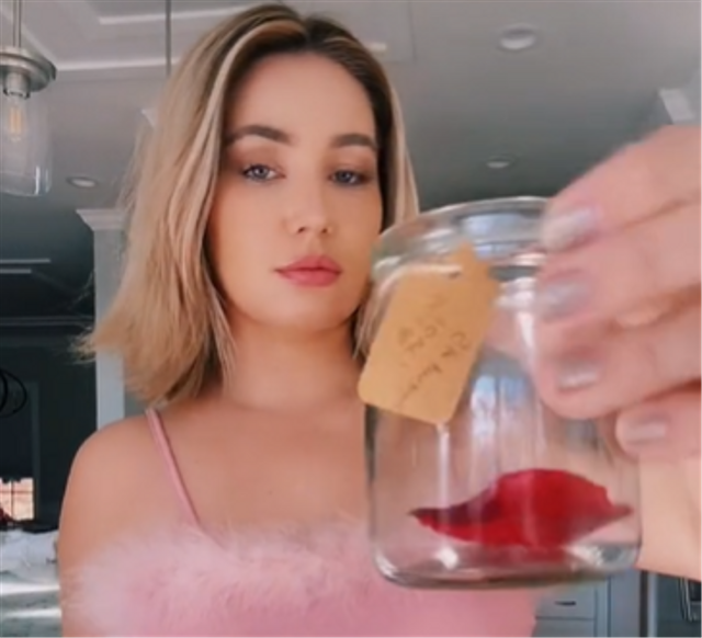 Stephanie Matto jualan Kentut Foto: Tiktok @stepankamatto