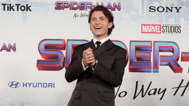 Pemeran Spiderman Tom Holland berpose saat pemutaran perdana film Spider-Man: No Way Home di Los Angeles, California. Foto:  Instagram/@spidermanmovie