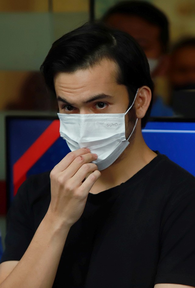 Petugas kepolisian menghadirkan tersangka Rizky Nazar terkait penyalahgunaan narkoba di Polres Metro Jakarta Selatan, Jakarta, Rabu, (15/12). Foto: Ronny