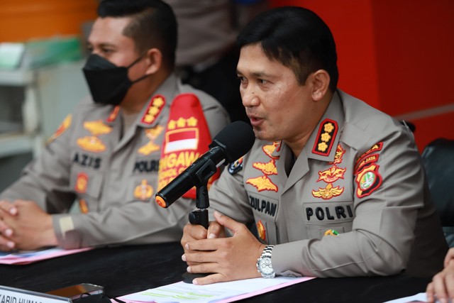 Kabid Humas Polda Metro Jaya, Kombes Pol Endra Zulpan, menyampaikan keterangan pers terkait penyalahgunaan narkoba Rizky Nazar, di Polres Metro Jakarta Selatan, Jakarta, Rabu, (15/12). Foto: Ronny