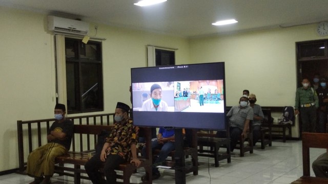 Kasmito alias Mbah Minto terdakwa kasus penganiayaan saat menjalani sidang putusan secara virtual di PN Demak.  Foto: Intan Alliva Khansa/kumparan