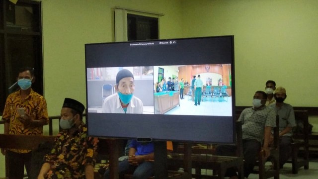 Kasmito alias Mbah Minto terdakwa kasus penganiayaan saat menjalani sidang putusan secara virtual di PN Demak.  Foto: Intan Alliva Khansa/kumparan