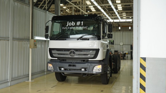 Truk Mercedes-Benz Axor Rakitan Wanaherang Siap Hadapi Euro4. Foto: dok. Daimler Commercial Vehicle Indonesia