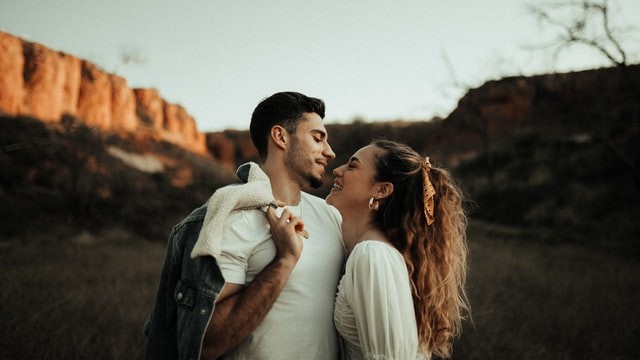 Ilustrasi Bahasa Tubuh Saat Wanita Jatuh Cinta. Foto: Unsplash