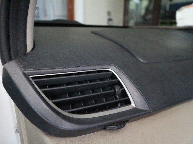 Membersihkan saluran udara AC mobil sendiri. Foto: Ghulam Muhammad Nayazri