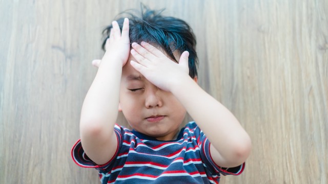 Ilustrasi anak pusing karena dehidrasi. Foto: Shutter Stock