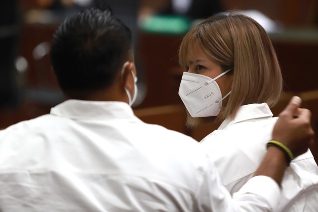 Terdakwa Nia Ramadhani dan suaminya Ardhi Bakrie saat menjalani sidang kasus pemakaian narkotika di Pengadilan Negeri Jakarta Pusat, Jakarta, Kamis, (16/12). Foto: Ronny