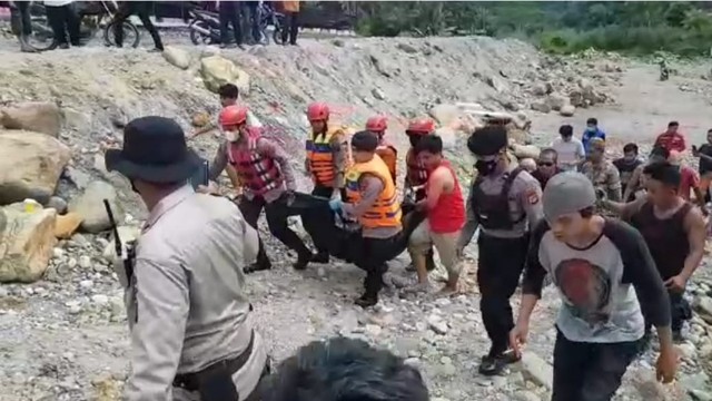 Tim SAR gabungan dibantu warga mengevakuasi jenazah korban keempat mobil terjun ke jurang di kawasan perbatasan Aceh-Sumut yang ditemukan pada Kamis (16/12) pagi. Foto: Yudiansyah/acehkini