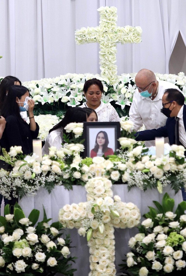 Keluarga mengiringi jenazah selebgram Laura Anna untuk dikremasi di Grand Heaven, Jakarta, Kamis, (16/12). Foto: Ronny