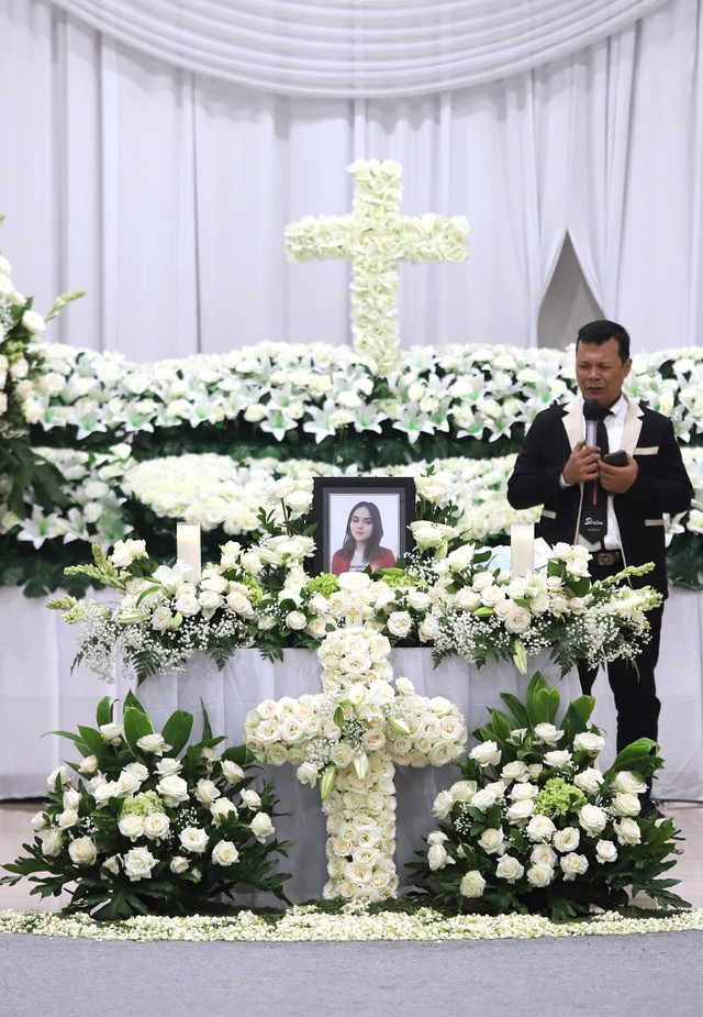 Keluarga mengiringi jenazah selebgram Laura Anna untuk di kremasi di Grand Heaven, Jakarta, Kamis, (16/12). Foto: Ronny/Kumparan