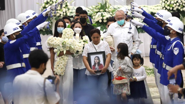 Keluarga mengiringi jenazah Laura Anna untuk dikremasi di Grand Heaven, Jakarta, Kamis, (16/12). Foto: Ronny