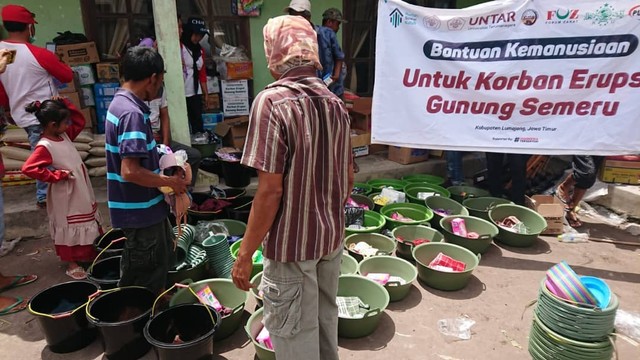 Rumah Sosial Kutub bersama BEM Untar salurkan bantuan untuk korban erupsi Semeru. Foto: Dok. Rumah Sosial Kutub.