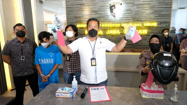 Barang bukti milik Ganang Setiawan (25) perampok bersenjatakan pistol air soft gun saat jumpa pers di Mapolda Jawa Tengah. Foto: Humas Polda Jateng