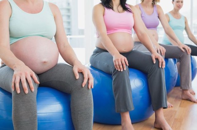 Ilustrasi cara pakai birthing ball (Sumber: Flickr)