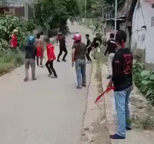 Dua kelompok pemuda di kendari saling lempar batu. Foto: Tangkapan layar video.