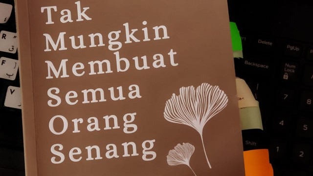 Buku tak Mungkin membuat Semua Orang Senang, Foto dari : Tasqiya