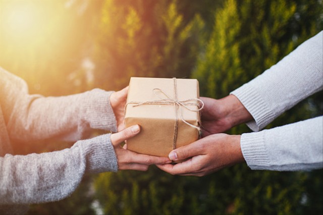 Ilustrasi Hadiah Kenang-Kenangan yang Berkesan. Sumber: Unsplash.