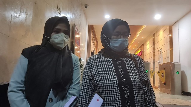 Mantan istri Bambang Pamungkas, Amalia Pujiwati (kiri) bersama kuasa hukumnya, Wati Ali Nurdin (Kanan) usai diperiksa di Mapolda Metro Jaya, Kamis (16/12). Foto: Jonathan Devin/kumparan