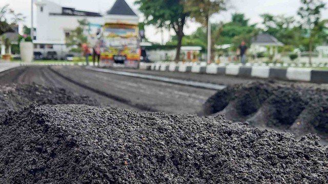 Aktivitas pengaspalan rumah dinas Gubernur Sumatera Utara Edy Rahmayadi. Foto: Rahmat Utomo/kumparan