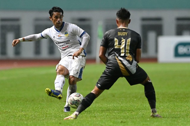 Pemain PSIM Yogyakarta Beny Wahyudi beraksi dengan pemain Dewa United Selamet Budiono dalam pertandingan Liga 2 Indonesia di Stadion Wibawa Mukti, Cikarang, Kabupaten Bekasi, Jawa Barat, Kamis (16/12). Foto: Aditya Pradana Putra/ANTARA FOTO