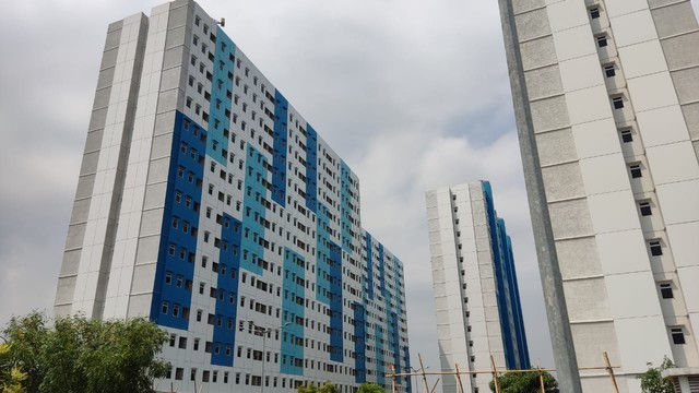 Tower biru di Rusun Nagrak yang akan dijadikan tempat karantina Covid. Foto: Jonathan Devin/kumparan